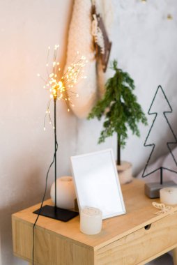 Noel arkaplanı, çam dalları şenlikli arka plan. Sınır ve kopyalama alanı ile yaratıcı bileşim. Ampullerden gelen bokeh ışıklarıyla Noel süslemesi