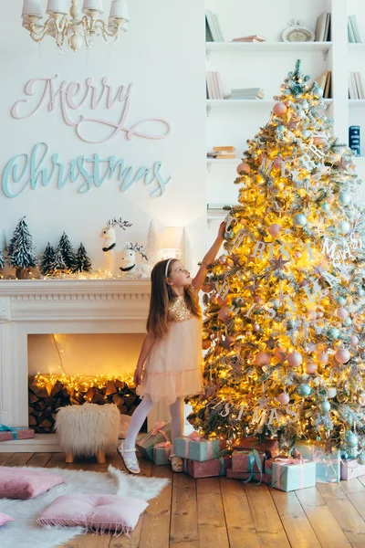 Little Girl Dressed Beautiful Fashionable White Dress Poses Christmas Tree — Zdjęcie stockowe