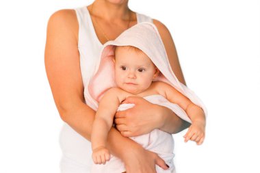 Anne ve bebek. Bebek banyodan sonra havluya sarılır..