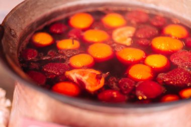 Geleneksel sıcak şarap, bir kış sokak içkisi, bir sokak dükkanında kışın bir tencerede hazırlanıp ısıtılır.