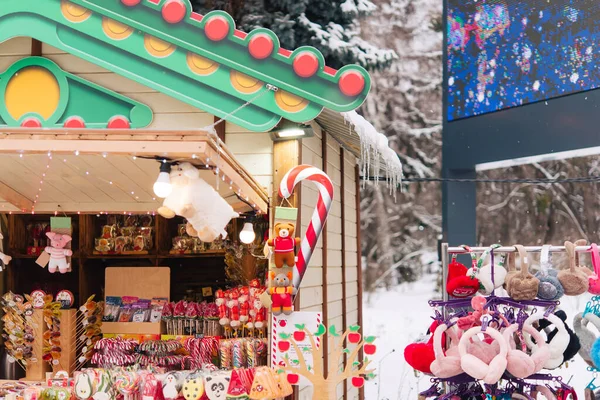 Mercatino Natale Vacanza Invernale Fiera Capodanno Una Strada Innevata Invernale — Foto Stock