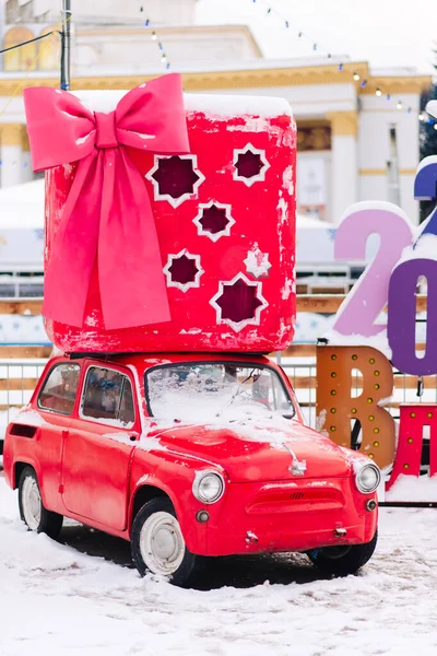 Small Red Car Big Gift Roof Winter Backdrop Snow — Stock Photo, Image