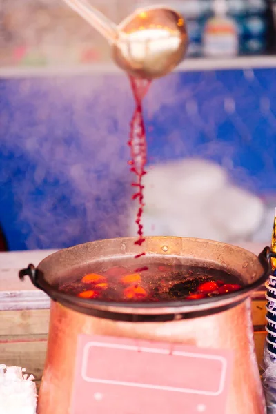 Vino Caliente Tradicional Una Bebida Callejera Invierno Preparado Calentado Una —  Fotos de Stock