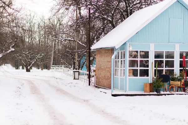 Casa Madera Con Paredes Azules Nevado Paisaje Invierno —  Fotos de Stock