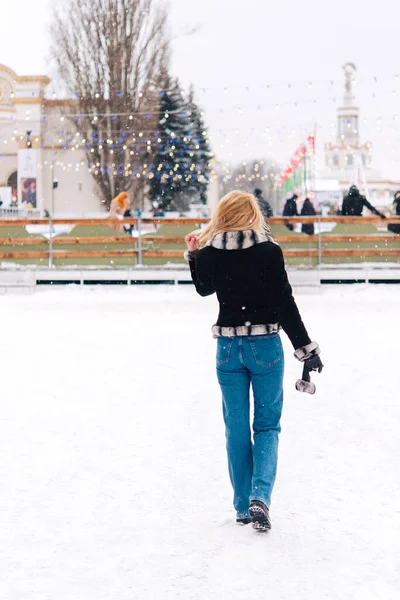 Una Donna Cammina All Aperto Inverno Vestiti Caldi Con Freddo — Foto Stock