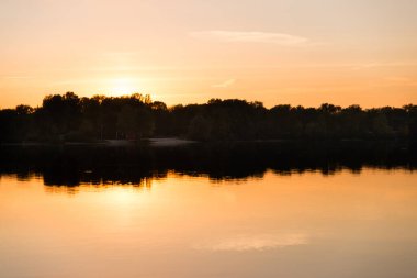 Nehrin üzerinde gün batımı Suda bir yansımayla