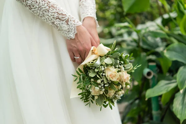 Bride Wedding Bouquet Hands — Stok fotoğraf
