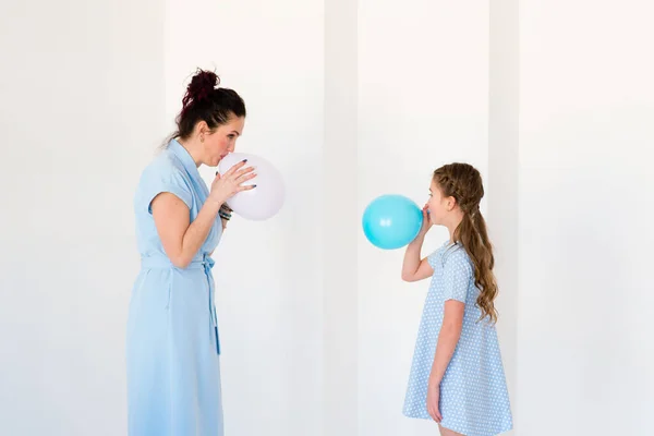 Μαμά Και Κόρη Διασκεδάζουν Στο Δωμάτιο Φουσκωτά Μπαλόνια — Φωτογραφία Αρχείου