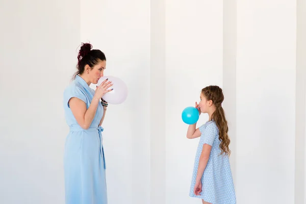 Μαμά Και Κόρη Διασκεδάζουν Στο Δωμάτιο Φουσκωτά Μπαλόνια — Φωτογραφία Αρχείου