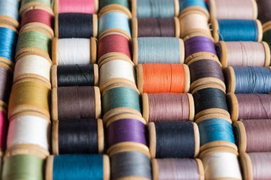 Çok renkli iplik makaraları. Yakın plan. İplikler dikiliyor Çok renkli arkaplan yakın plan