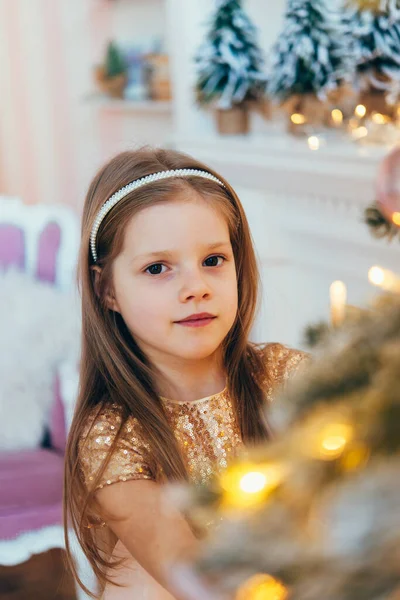 Маленька Дівчинка Одягнена Красиву Модну Білу Сукню Позує Біля Ялинки — стокове фото