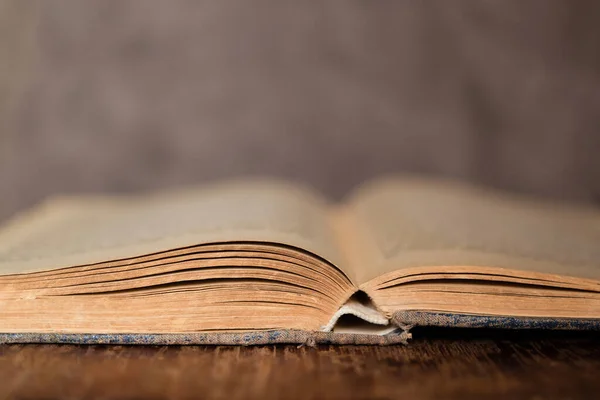 Vieux Livre Sur Surface Bois Fond Une Pile Une Bible — Photo