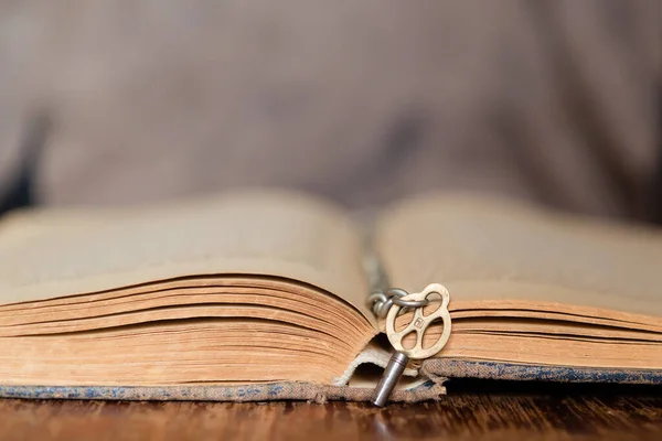 Chave Vintage Frente Livro Velho Aberto Mesa Madeira — Fotografia de Stock