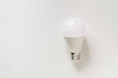 Gri arka plan üzerinde LED ampul