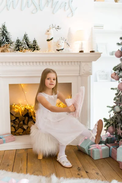 Little Girl Dressed Beautiful Fashionable White Dress Poses Christmas Tree — Photo