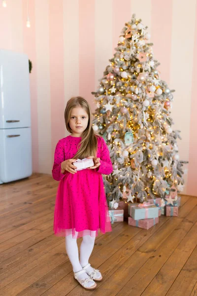 Маленька Дівчинка Одягнена Красиву Модну Рожеву Сукню Красиво Прикрашена Ялинка — стокове фото