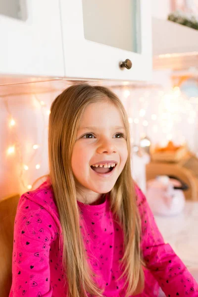 Маленька Дівчинка Одягнена Красиву Модну Рожеву Сукню Красиво Прикрашена Ялинка — стокове фото