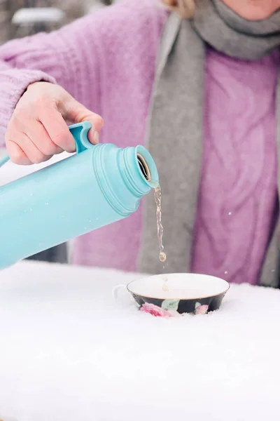 雪の上にカップで冬のお茶 自然の中でコーヒーと冬の大気の背景 晴れた霜の朝 — ストック写真