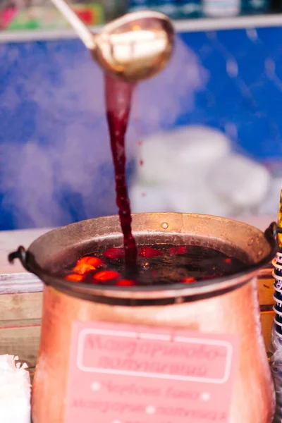 Vino Caliente Tradicional Una Bebida Callejera Invierno Preparado Calentado Una —  Fotos de Stock