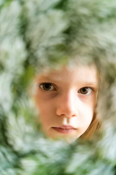 Menina Bonito Com Decorações Natal Grinalda Ano Novo — Fotografia de Stock