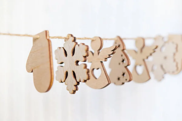 白いニットの背景に天使とクリスマスツリーと雪の結晶を持つクリスマスカード — ストック写真