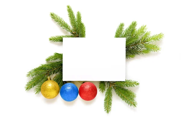 Weihnachtsdekoration Mit Tannenzweigen Und Kugeln Isoliert Auf Weißem Hintergrund — Stockfoto