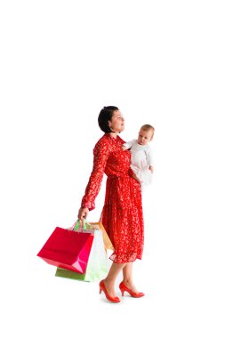Kadının elinde paketler var. Anne ve küçük çocuk alışveriş yapıyor. Beyaz arka plan. Kara Cuma.