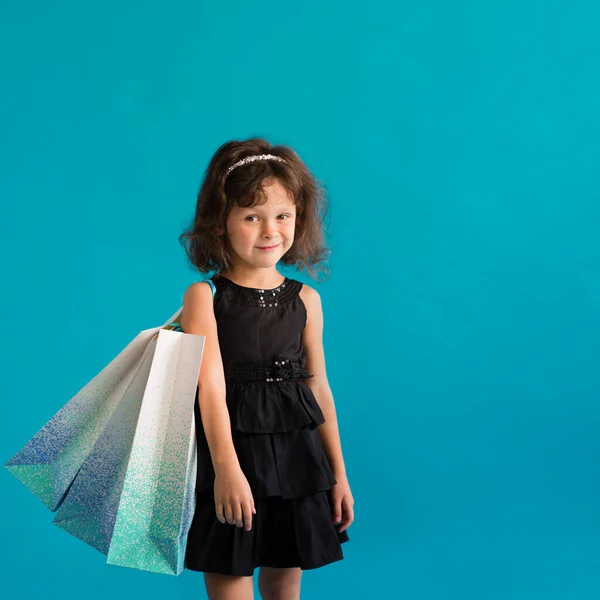 Κοριτσάκι Μαύρο Φόρεμα Και Χάρτινες Σακούλες Απλό Φόντο Κατάστημα Για — Φωτογραφία Αρχείου