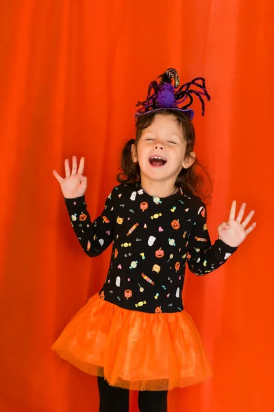 Boldog Lány Boszorkánynak Öltözve Halloweenkor — Stock Fotó