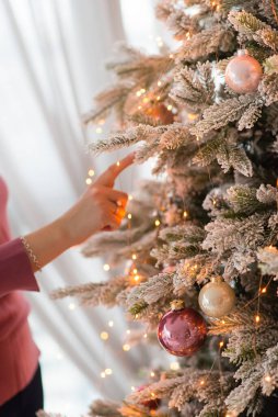 Noel arkaplanı, çam dalları şenlikli arka plan. Sınır ve kopyalama alanı ile yaratıcı bileşim. Ampullerden gelen bokeh ışıklarıyla Noel süslemesi