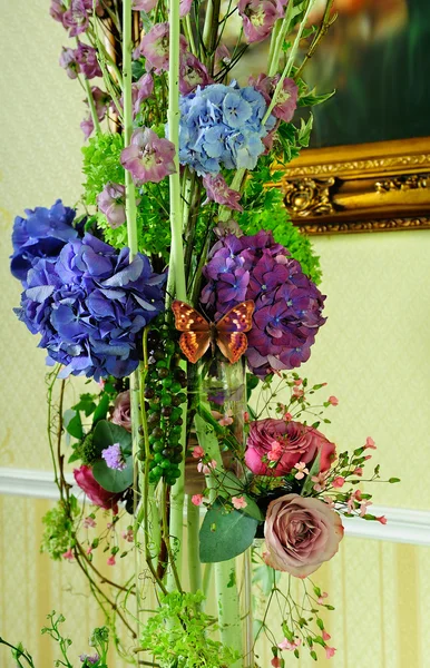 Bouquet of flowers in interior. — Stock Photo, Image