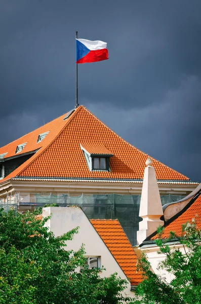 Bandeira no telhado — Fotografia de Stock