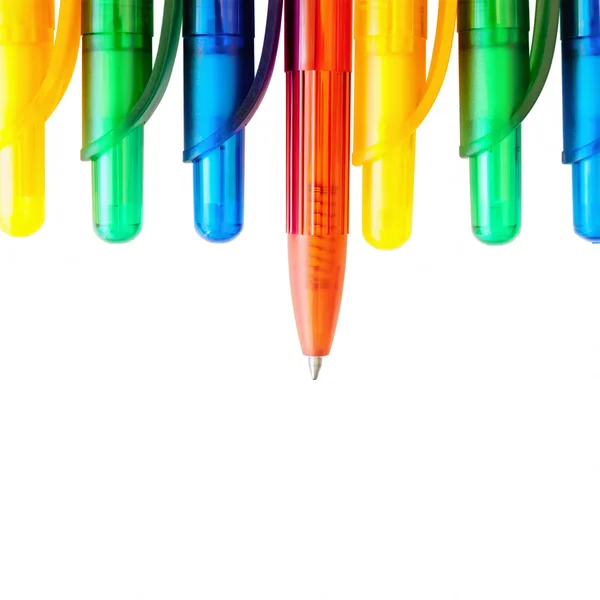Рядок різнокольорових ручок — стокове фото