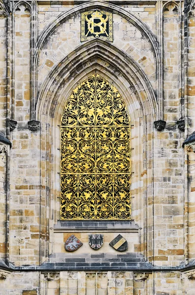 성 비투스 대성당 창 — 스톡 사진