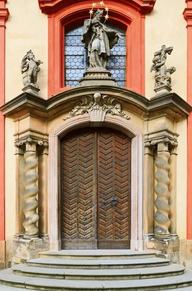 Ajtók, a Szent György-bazilika — Stock Fotó