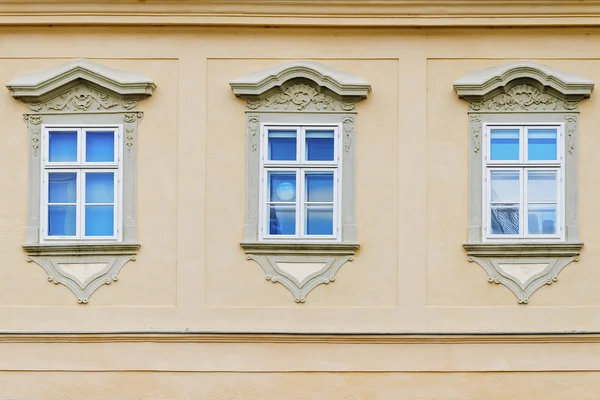Три окна — стоковое фото