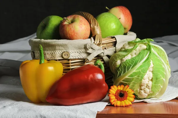 Natura morta di frutta e verdura — Foto Stock