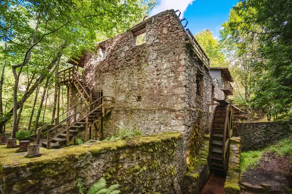 Gamla Ruiner Vattenkvarn Skogen — Stockfoto