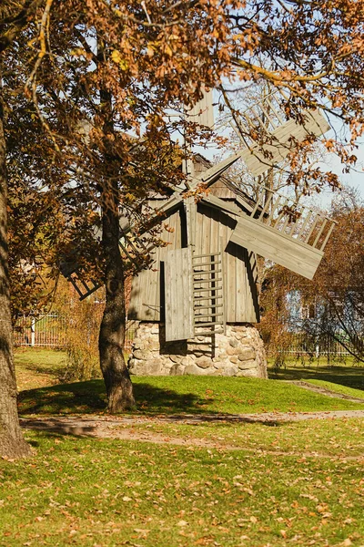 Stary Drewniany Wiatrak Ludzi Łotwa — Zdjęcie stockowe