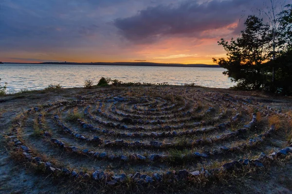 Labirinto Espiral Feito Pedras Costa Pôr Sol — Fotografia de Stock