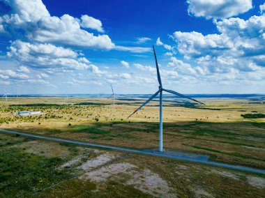 Yaz günü kırsal bölgede rüzgar türbinleri, hava manzarası.