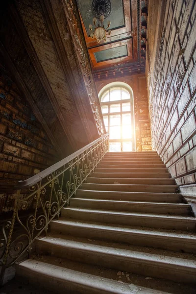 Antigua Escalera Época Antigua Mansión Abandonada —  Fotos de Stock