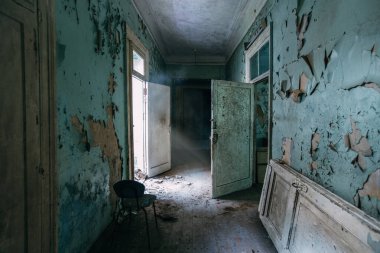 Terk edilmiş akıl hastanesinin karanlık ve ürpertici koridoru..