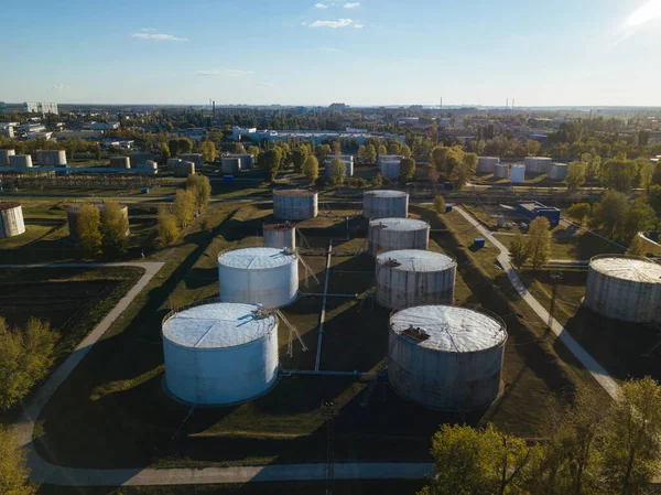 Industriële benzinestation. Luchtfoto van ronde tanks — Stockfoto