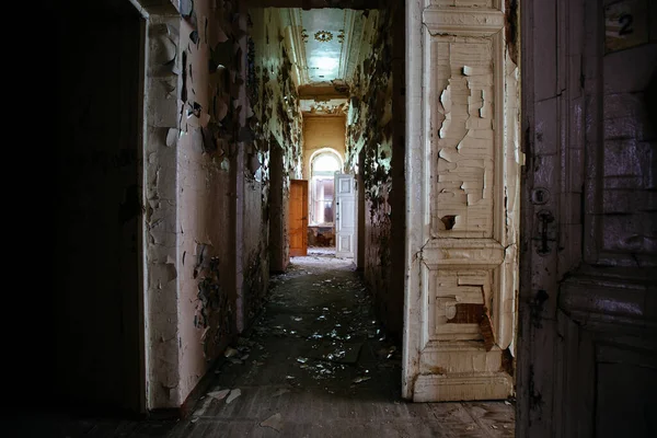 Régi, elhagyatott történelmi kastély. Korábbi Philipov kastély, Moszkva régió — Stock Fotó