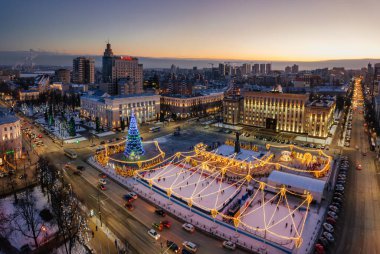 Rusya 'nın Voronezh kentindeki Lenin meydanında yeni yıl kutlamaları sırasında sokak aydınlanması, hava manzarası.