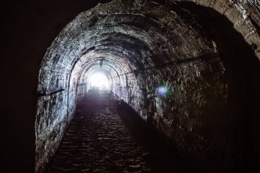 Karanlık yeraltı tüneli. Tünelin sonundaki ışık.