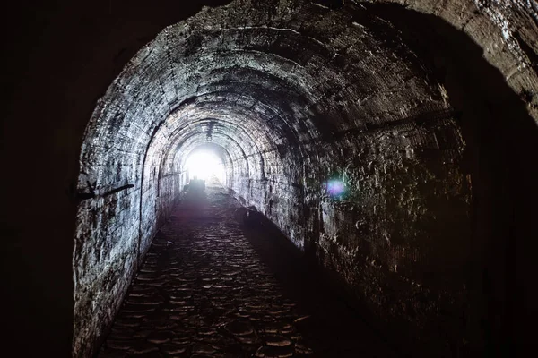 Mörk Tunnel Jord Ljus Slutet Tunneln — Stockfoto