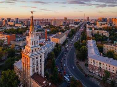 İyi akşamlar Voronezh şehri. Kızıl günbatımında Stalinist mimari imparatorluğu kulesi.