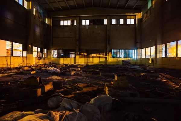 Sombre Effrayant Vide Abandonné Bâtiment Industriel Intérieur Nuit — Photo